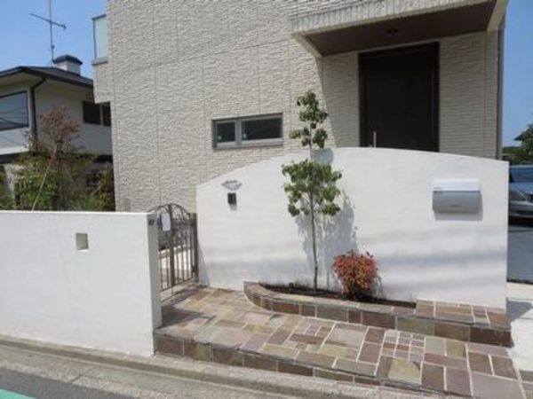 シンプルナチュラル、カーブ曲線の白壁と天然石