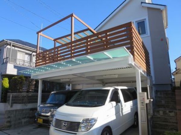 子ども達が階段で車庫上へ。玄関つながるエントランスステップガレージデッキ