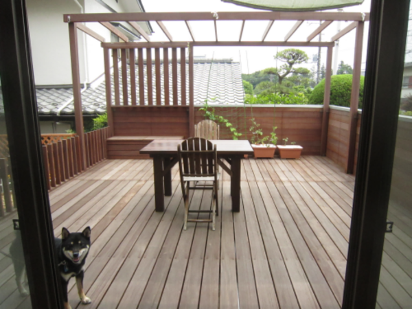 腐っていた土台も床も壁も、今度は30年くさらないウッドデッキにすべて取り換えです