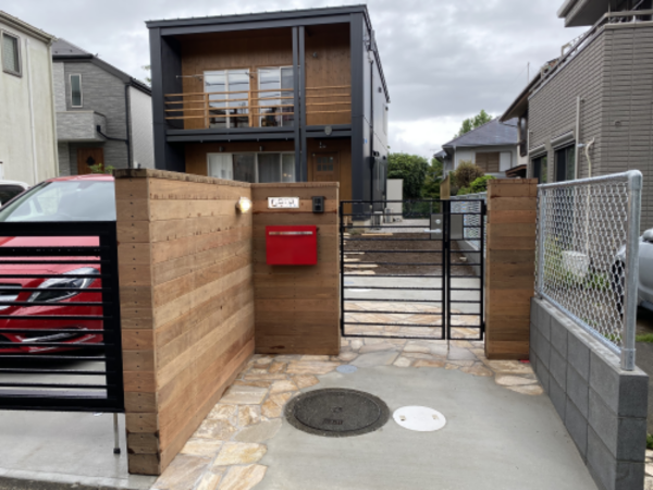 建物との統一感を醸し出したウッドエントランスウォールはイペ材です