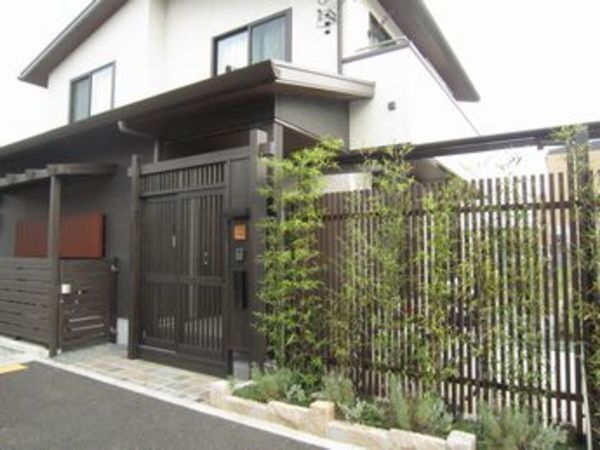 鎌倉の家にありそうなモダン和風の玄関くぐり門のある外構エントランス
