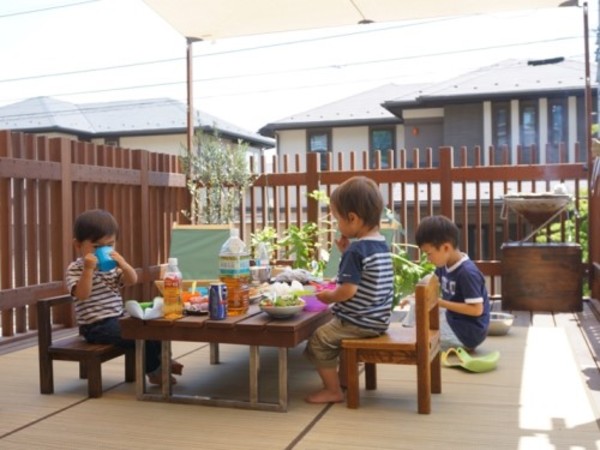 オーダーメードの外テーブルで食べるランチやBBQ、みんなで食べると美味しいね｜川崎市S様邸