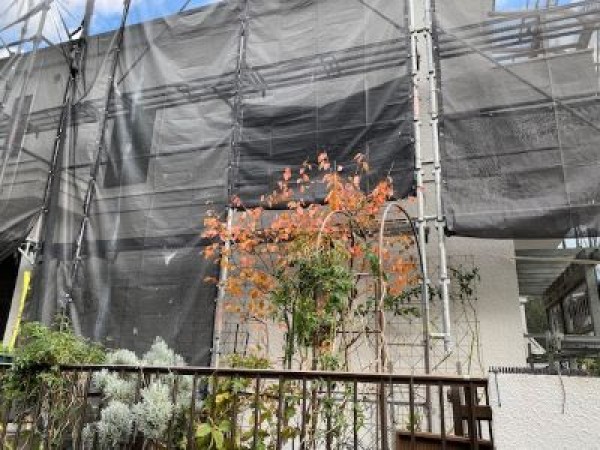横浜の港町で外壁塗装工事中です
