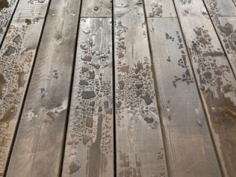 超撥水、ウッドデッキの床板が雨水をはじく